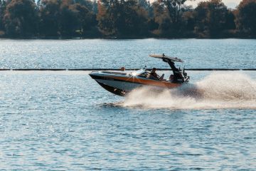 Boat Rental Beginner Guide – First-time family on pontoon boat
