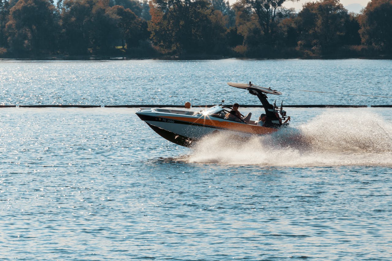 Boat Rental Beginner Guide – First-time family on pontoon boat