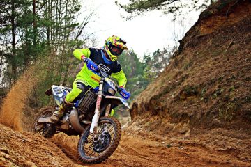 Dirt Bike Beginner Guide – First-time rider on forest trail