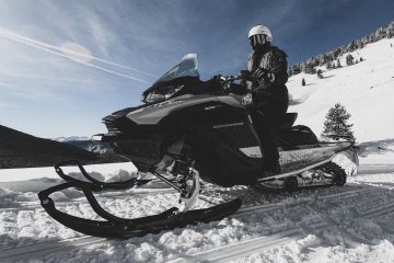 Snowmobile Beginner Guide – First-time rider on snowy trail