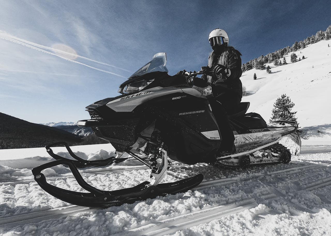 Snowmobile Beginner Guide – First-time rider on snowy trail